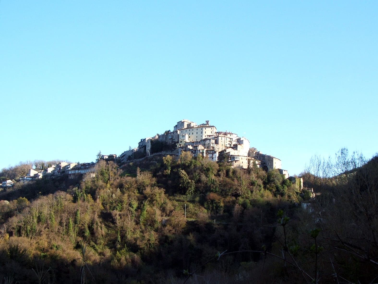 Vista di Anticoli Corrado, borgo costiero in provincia di Roma