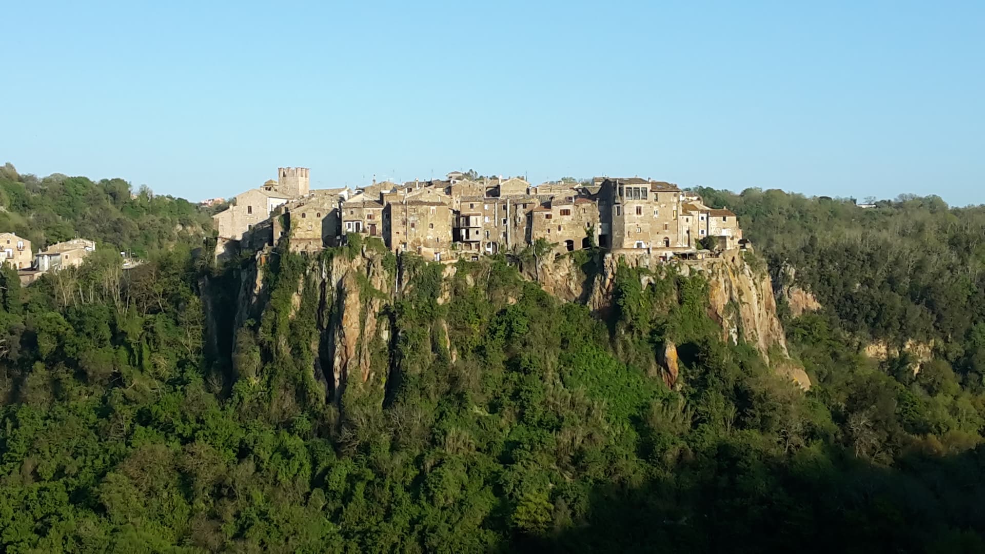 Vista di Calcata, borgo collinare in provincia di Viterbo
